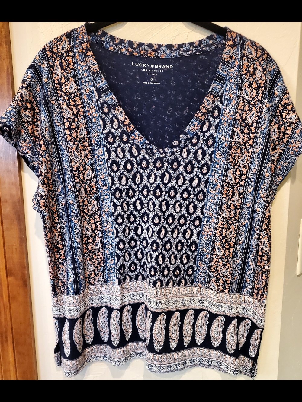 Lucky Brand Navy and Coral Printed V-Neck Top Sz  Small P-P 21" SH-SH 18" L 23"